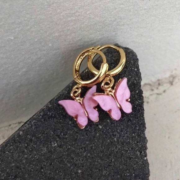 3/$30 💛 Pink Acrylic Butterfly Earrings - Picture 1 of 4